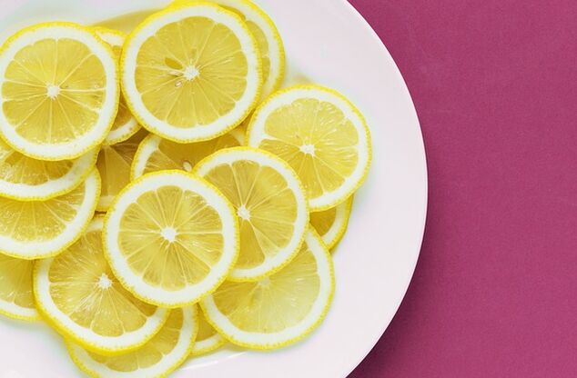 Le citron contient de la vitamine C, qui est un puissant stimulant